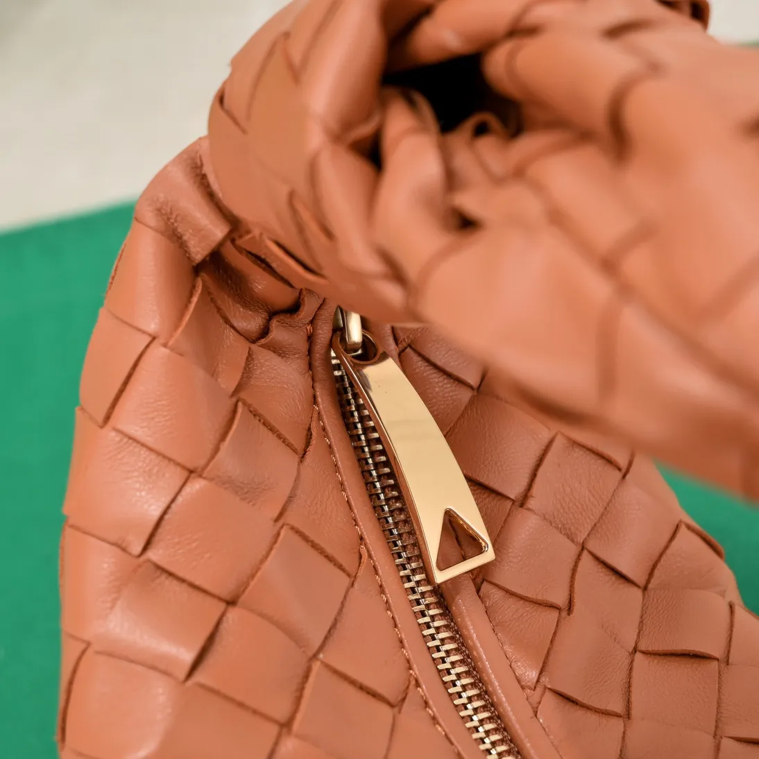Batch 1220 Hello everyone, I have a new name, it’s called chain jodie. Jodie’s chain clause ~ can finally be carried on the shoulder. It is based on the original bag type and adds a chain shoulder strap, and it is detachable! It's equivalent to spending one dollar to buy two bags. As the ace cutie of BV family, I really have no choice but to buy one! This bag of ours is really the same as ZP. You can wear it with a small amount of money~ Original sheepskin➕all steel hardware 28×23×8cm, model: 6699-9#